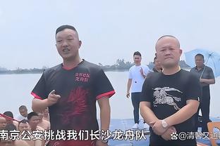 摄影师加鸡腿？湖人官方晒照：2003状元VS2023年状元